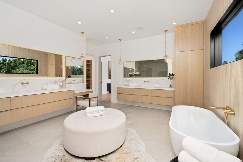 Cuarto de baño moderno y amplio con bañera