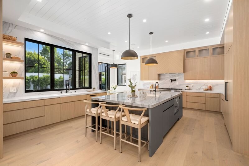 Cocina amplia y moderna en tonos cafés en una casa en venta en Puebla