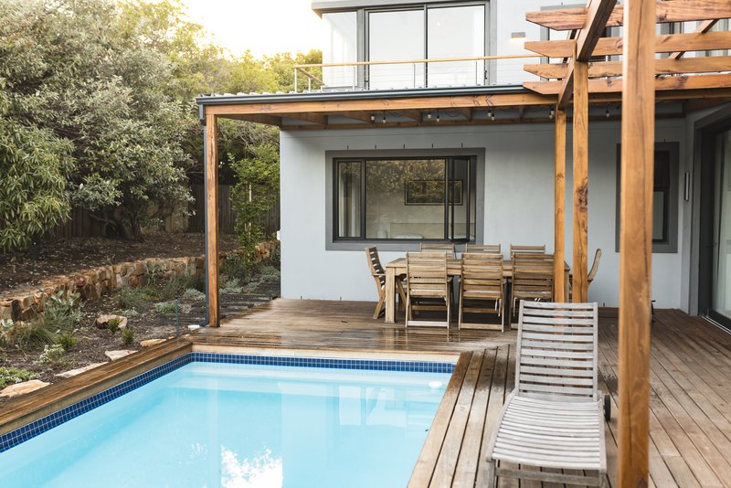 Patio trasero con alberca rectangular limpia y moderna