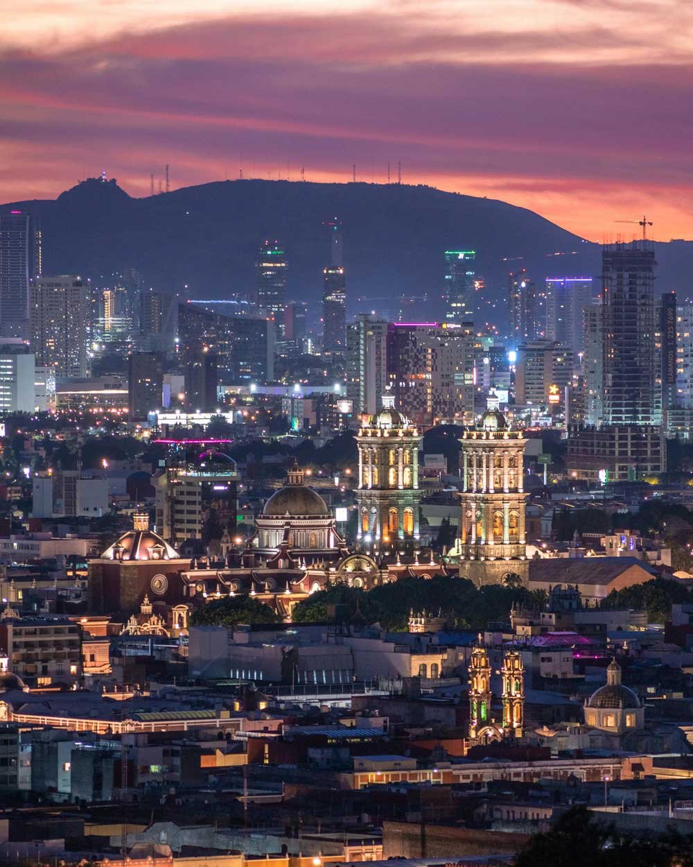 Atardecer con vecindario con casas en venta en Puebla