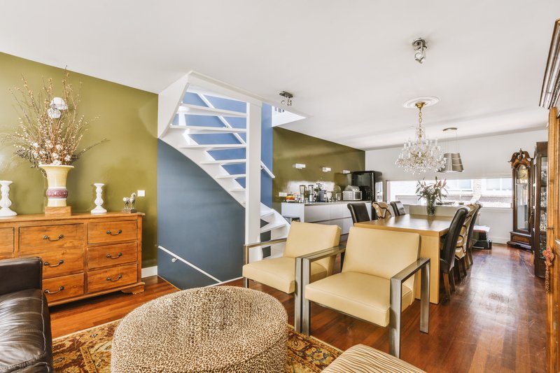 Sala de estar moderna y acogedora en la planta baja de una casa en venta en Puebla