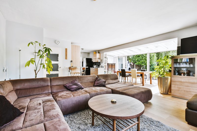 Primer piso en la sala moderna dentro de una casa acogedora